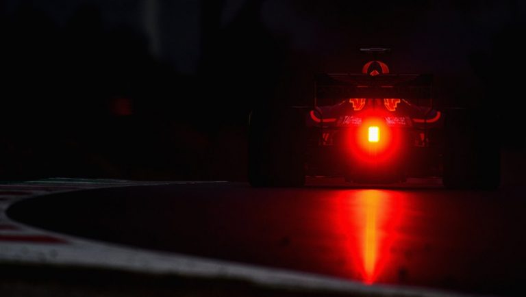 Sniegs un zema temperatūra iejaucas F1 pirmssezonas testos, Kubica pārspēj Sirotkinu