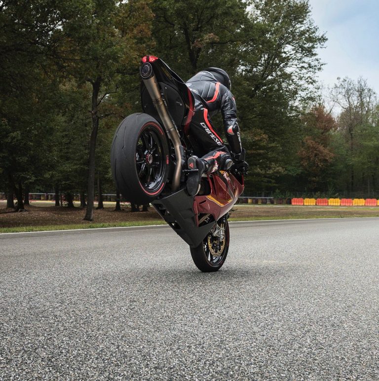 Hamiltons trenējas uz diviem riteņiem ar MotoGP braucēju Kračlovu