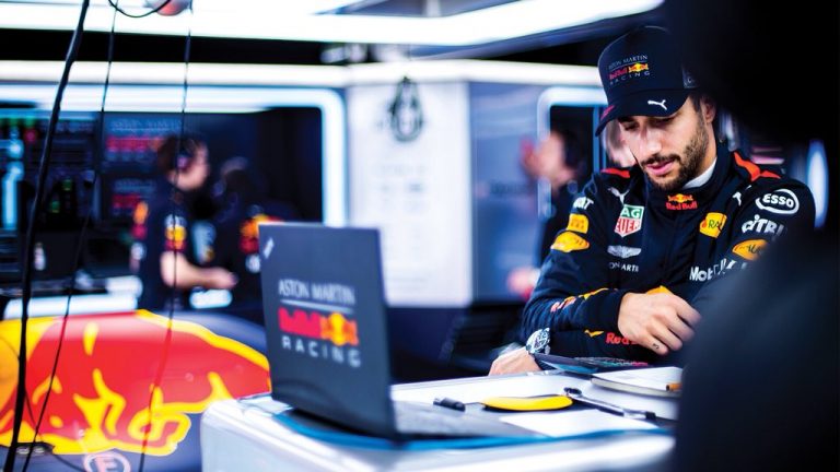 Rikjardo saņem sodu, ‘Red Bull’ gaida nokrišņus, Fetelu ‘Ferrari’ ātrums nesatrauc