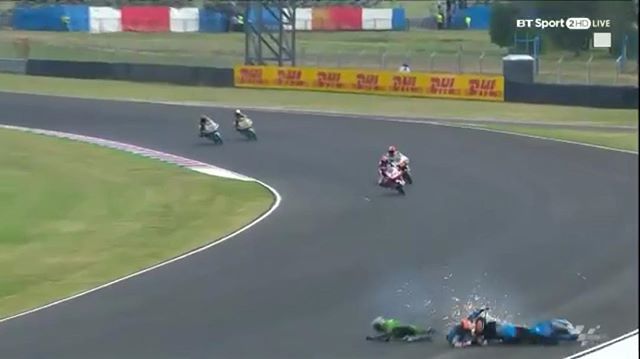 Moto3 braucējs ar apzinātu sadursmi izsit konkurentu