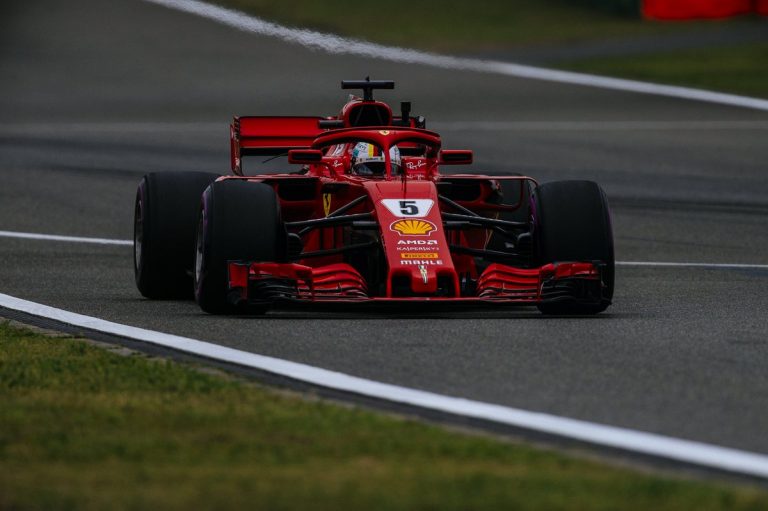 Trešajos treniņos Fetels ātrākais, Rikjardo nodeg dzinējs