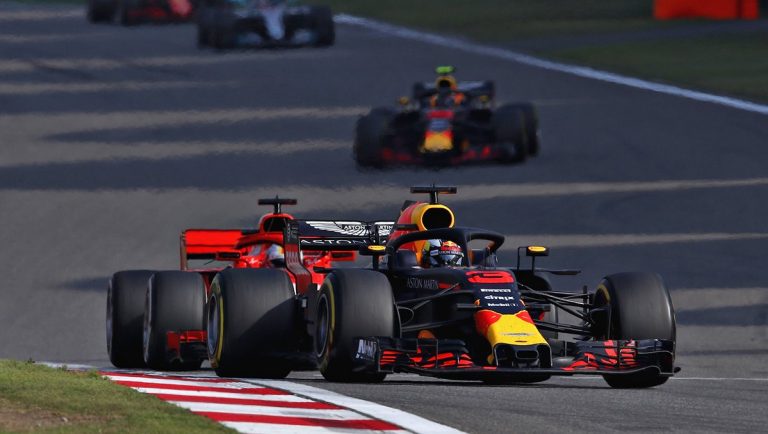 Rikjardo fantastiskā cīņā izrauj Ķīnas Grand Prix uzvaru