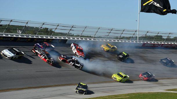 Milzu sadursme NASCAR sacensībās Talladegā Milzu sadursme NASCAR sacensībās Talladegā