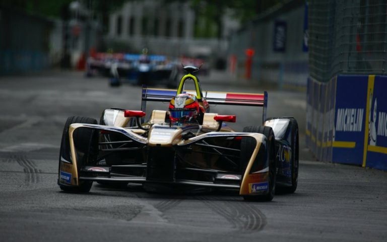 Verņē ar uzvaru Parīzē pietuvojas Formula E čempiona titulam