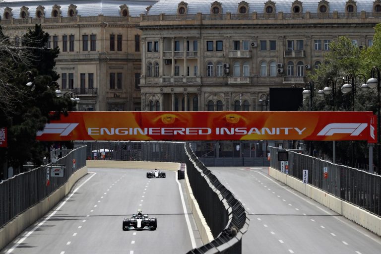 Botass ātrākais pirmajā treniņā Baku ielās, Verstapens piedzīvo avāriju