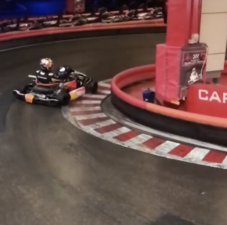 Karloss Saincs sānslīdē ar kartingu gatavojas Baku ielu trasei