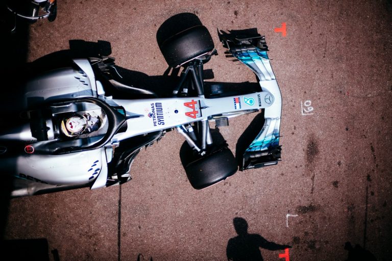 Hamiltons pārspēj konkurentus Singapūras GP izcīņā