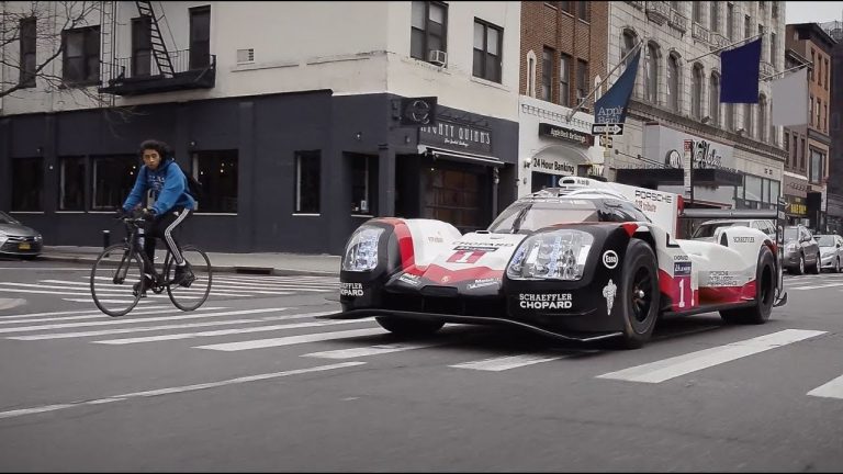 Lemānas uzvarētāju auto ‘Porsche 919’ traucas pa Ņujorkas ielām