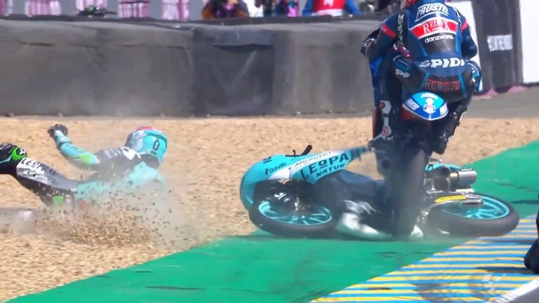 Moto3 braucējs demonstrē motokrosa elementus, lai nenokristu