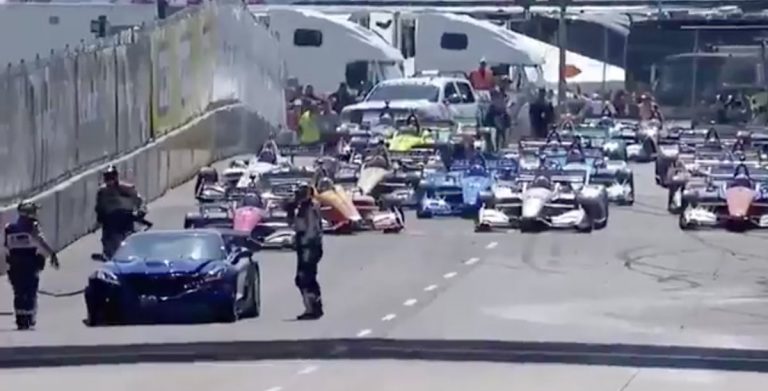 IndyCar sacensībās avarē drošības mašīna IndyCar sacensībās avarē drošības mašīna