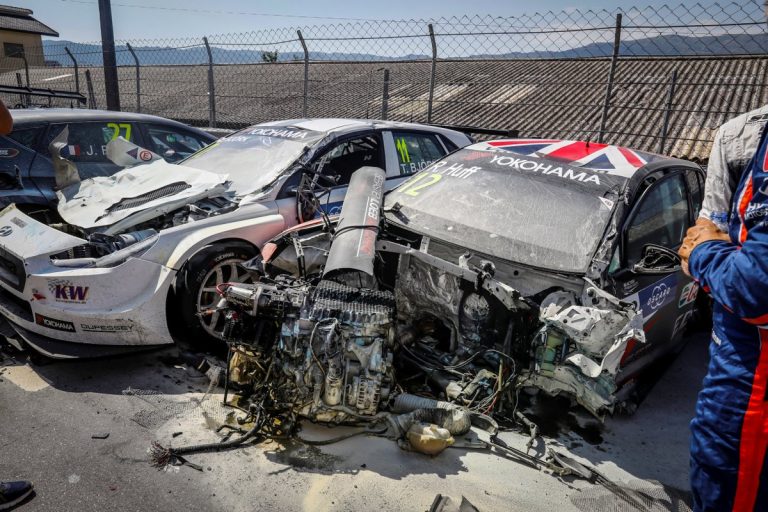 WTCR sacensības aptur pēc šaušalīgas Hafa un Benani sadursmes