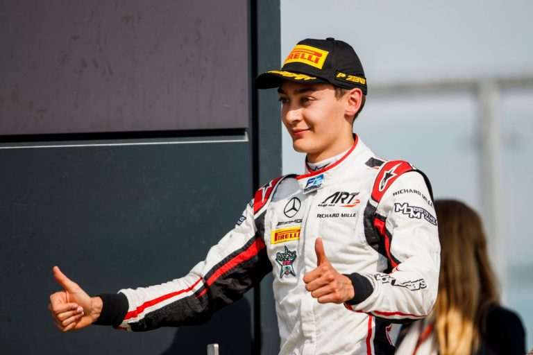 Formula 2 braucējs goda aplī saduras ar komandas biedru un saņem diskvalifikāciju