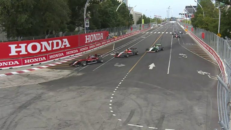 Iespaidīgā avārijā Toronto formula uzlido augstu gaisā Iespaidīgā avārijā Toronto formula uzlido augstu gaisā