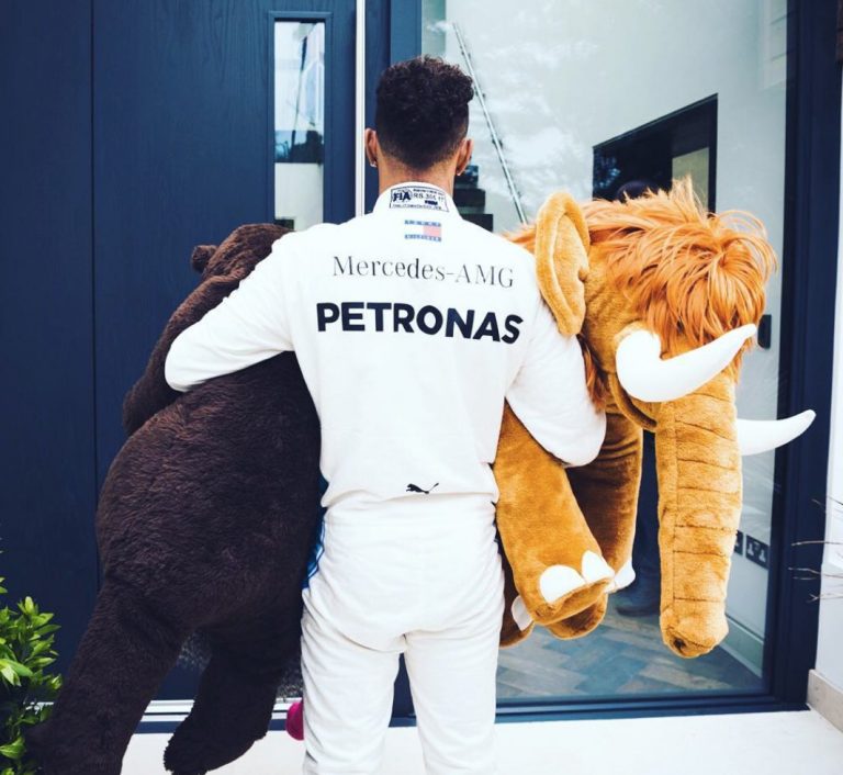 Kā F1 braucēji pavada savu vasaras atvaļinājumu?