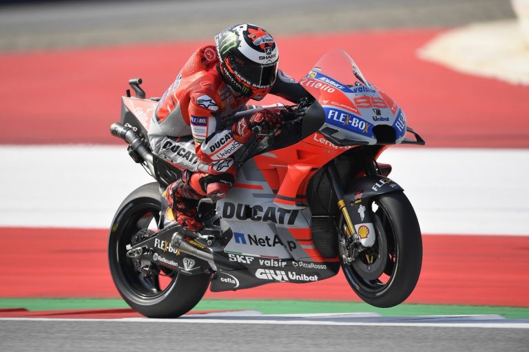 MotoGP duelī Austrijā Lorenco pieveic Markesu