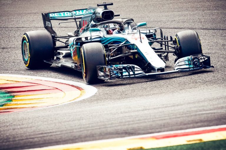 Hamiltons vēlas, lai ‘Mercedes’ neatpaliek no ‘Ferrari’ trikiem