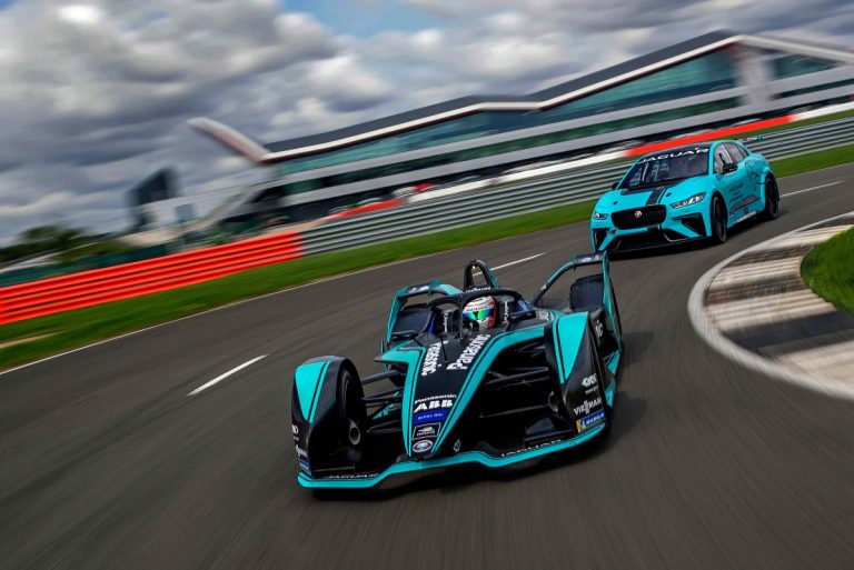 Jaguar prezentē Gen2 Formula E mašīnu