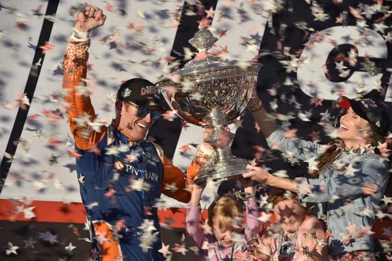 Diksons izmanto Rosi problēmas un piekto reizi kļūst par IndyCar čempionu