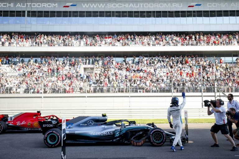 Valteri Botass pārspēj Luisu Hamiltonu kvalifikācijā Soču trasē