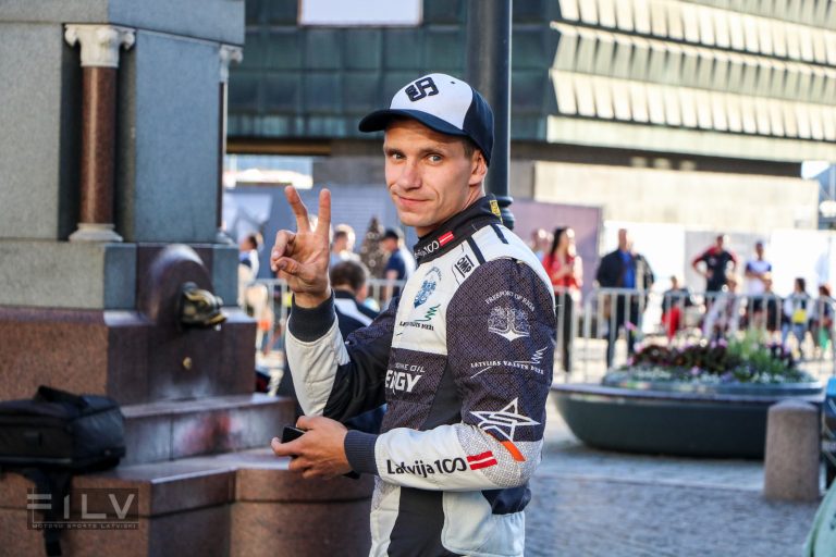 Latvijas RX braucēju parāde Vecrīgā