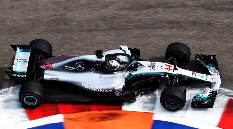 ‘Mercedes’ piloti nepārspēti otrajā treniņā Soču trasē