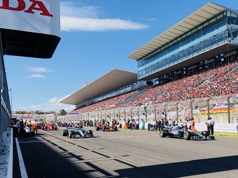 ‘Mercedes’ dominē Japānā, Fetels piedzīvo sadursmi