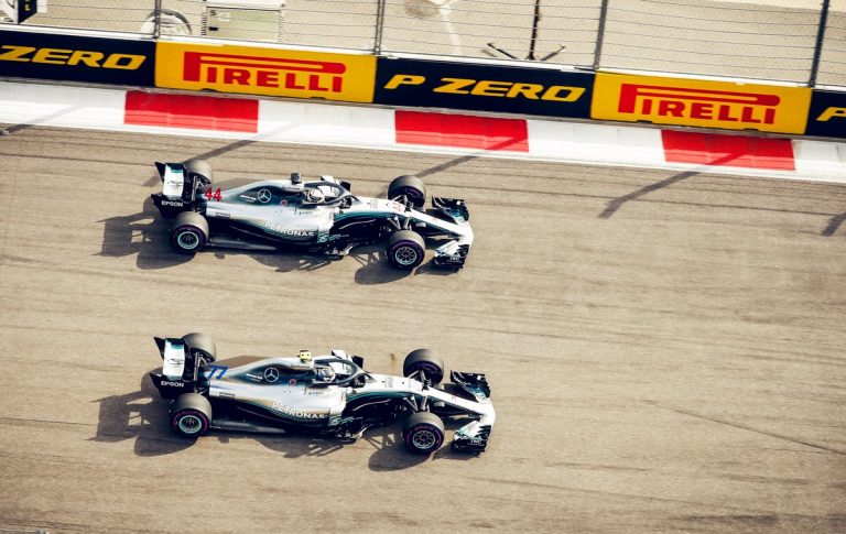 ‘Mercedes’ pārdomās pēc komandas asistētās Hamiltona uzvaras