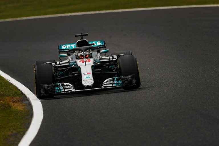 Hamiltons atstāj visus aiz sevis pirmajā dienā Suzukas trasē, ‘Ferrari’ jaunas detaļas