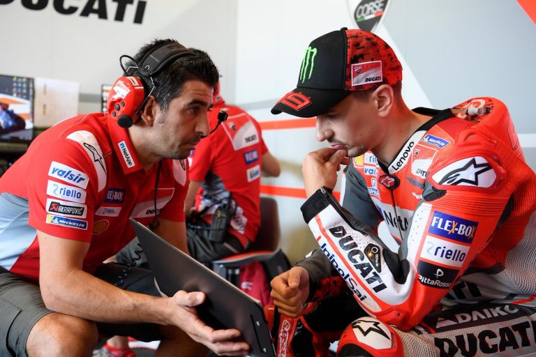 Smaga avārija liedz Lorenco startēt Taizemē, Markess par mata tiesu pārspēj Rosi kvalifikācijā