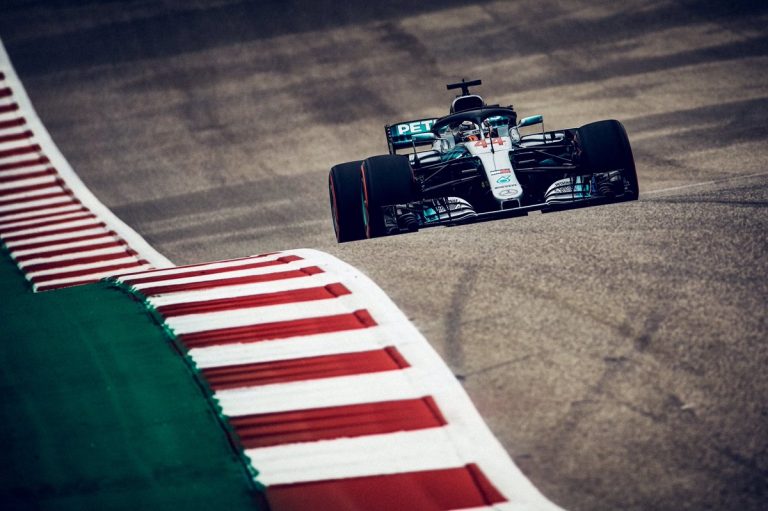 Hamiltons par mata tiesu pārspēj ‘Ferrari’ braucējus cīņā par pole position