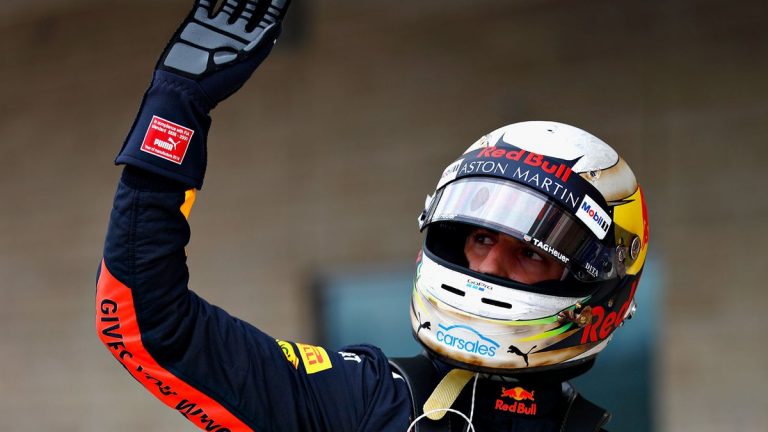 Rikjardo pēc izstāšanās izsitis sienā caurumu