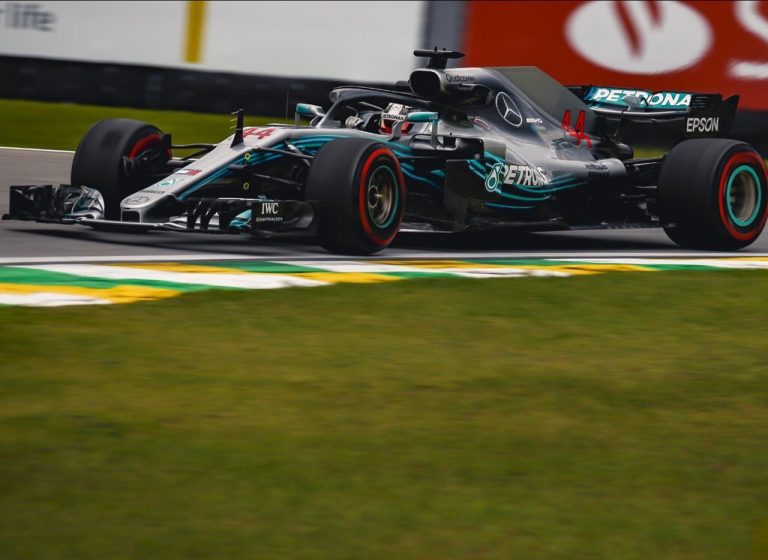 Hamiltons un Fetels pirmajā starta rindā Interlagosā, bet abiem vēl jādodas pie tiesnešiem [Papildināts]