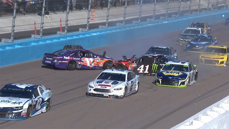 Liela avārija pieliek punktu Eliota un Buša cerībām uz NASCAR titulu