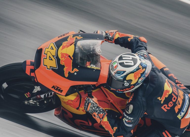 MotoGP sezona noslēdzas pamatīgā lietū Valensijā