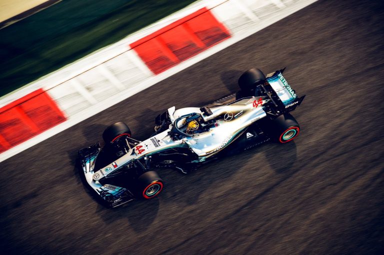 Hamiltons sezonu noslēdz ar uzvaru, Hulkenbergam iespaidīga avārija