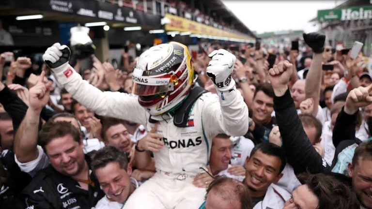 ‘Mercedes’ atzīmē sezonas triumfu