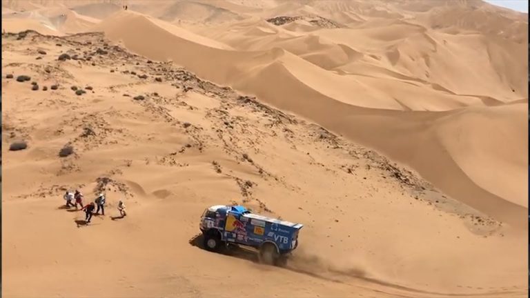 Video: KAMAZ ekipāža diskvalificēta no Dakaras rallijreida par skatītāja sabraukšanu (5:10)