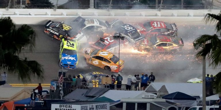 NASCAR Deitonā atklāj sezonu ar 17 mašīnu sadursmi NASCAR Deitonā atklāj sezonu ar 17 mašīnu sadursmi