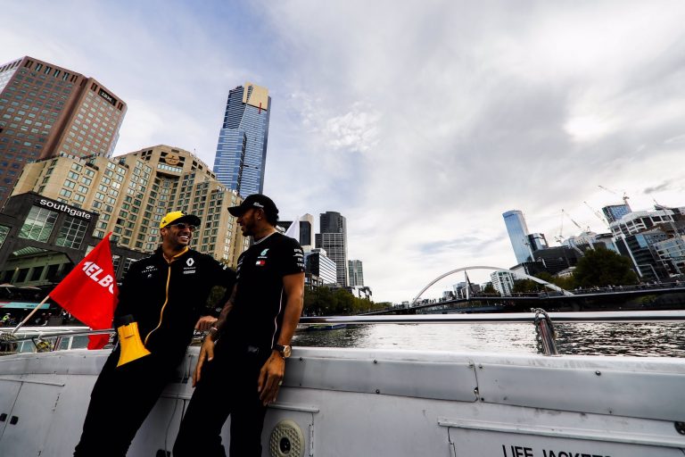 [FOTO] Komandas un piloti ieradušies Melburnā