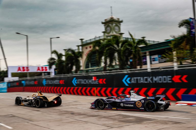 Pēc sadursmes ar Loereru Formula E sacīkstē Honhongā uzvar Bērds, bet saņem 5s sodu [papildināts]