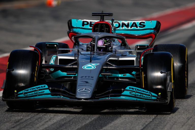Hamiltons pārspēj Verstapenu pirmajā treniņā Singapūrā
