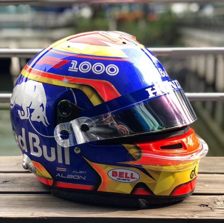 Vairumam braucēju uz 1000. F1 posmu īpaši ķiveru krāsojumi, Raikonens saglabā humora izjūtu