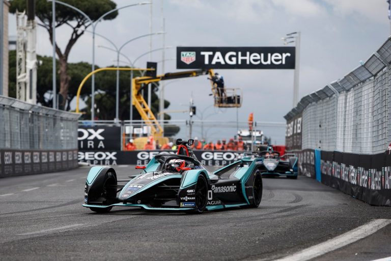Evanss atved ‘Jaguar’ tās pirmo uzvaru Formula E, sacīkstes aptur pēc iespaidīgas avārijas