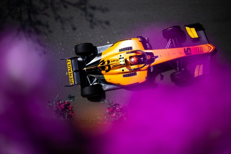 F2 drāma Baku – Eitkenss uzvar, Kalderona vadībā, Šūmahers avarē