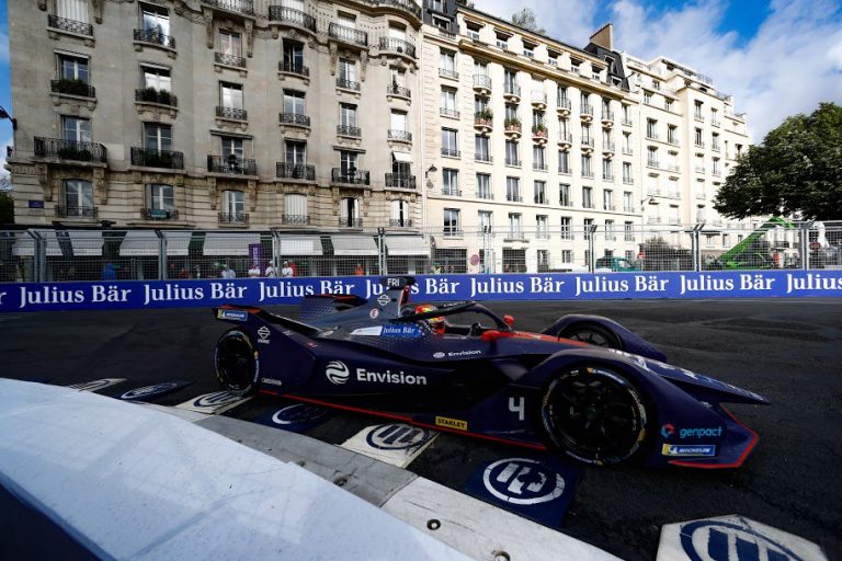 Haoss, lietus, avārijas un jauns uzvarētājs Formula E sacīkstēs Parīzē