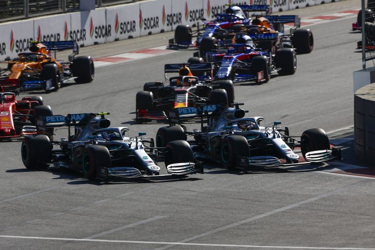 ‘Mercedes’ izcilākais sezonas starts F1 vēsturē – Azerbaidžānas GP skaitļos