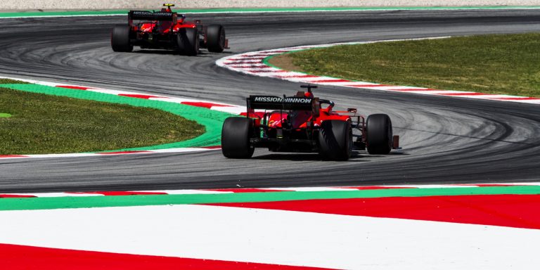F1 treniņus aptur pēc Botasa izslīdēšanas, ‘Ferrari’ atkal piekāpjas ‘Mercedes’