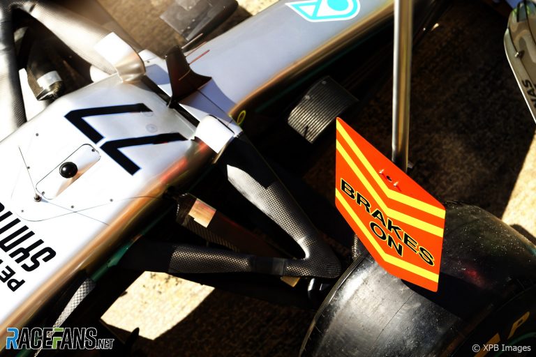 Botass pārspēj Hamitonu un paliek ātrākais piektdienas pilots Spānijas GP