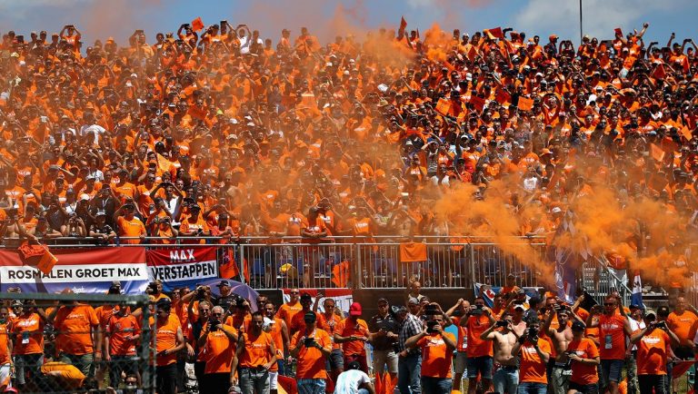 Verstapens pēdejos apļos liedz Leklerkam izcīnīt pirmo uzvaru, Hamiltonam un Fetelam lēni pitstopi