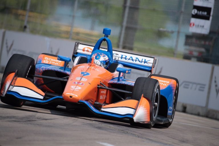 Diksonam un Ņūgārdenam pa avārijai un uzvarai Detroitā